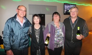 Vlnr is Johan Wiese en Petro Prinsloo saam met die gelukkige wenners van bottels wyn, Maureen Taljaard en Ben de Lange